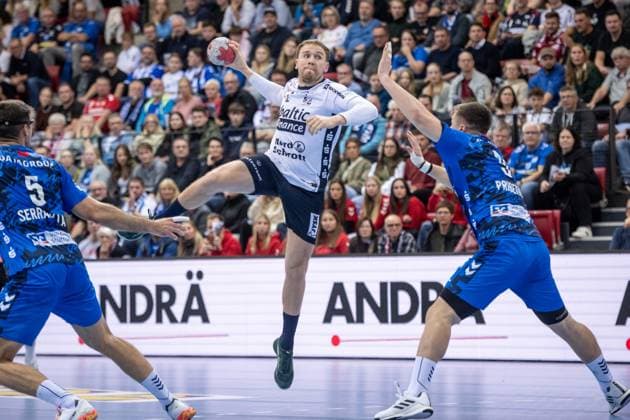 Simon Pytlick SG Flensburg Handewitt, 02 vs Gianfranco Pribetic TVB Stuttgart, 09 GER, TVB Stuttgart SG Flensburg Handewitt, DAIKIN HBL, Handball, Bundesliga, DHB Pokal Round of 16, Season 2025 2026, 05 11 2025 GER, TVB Stuttgart SG Flensburg Handewitt, DAIKIN HBL, Handball, Bundesliga, DHB Pokal Round of 16, Season 2025 2026, 05 11 2025 Stuttgart Copyright: xSandyxDinkelackerx EP_SDR