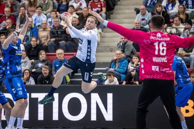 Simon Pytlick SG Flensburg Handewitt, 02 vs Stuttgart goalkeeper Miljan Vujovic TVB Stuttgart, 16 GER, TVB Stuttgart SG Flensburg Handewitt, DAIKIN HBL, Handball, Bundesliga, DHB Pokal Round of 16, 2025 2026 season, 05 11 2025 GER, TVB Stuttgart SG Flensburg Handewitt, DAIKIN HBL, Handball, Bundesliga, DHB Pokal Round of 16, 2025 2026 season, 05 11 2025 Stuttgart Copyright: xSandyxDinkelackerx EP_SDR