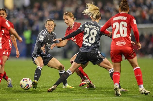 DEU, Frankfurt, Eintracht Frankfurt vs FC Köln, Google Pixel Frauen Bundesliga, DFB, Saison 2526, Stadion am Bretanobad, 9 Spieltag im Bild f l n r Hayley Raso Eintracht Frankfurt 7 , Rebecka Blomqvist Eintracht Frankfurt 28 , Martyna Wiankowska FC Köln 26 DFB DFL REGULATIONS PROHIBIT ANY USE OF PHOTOGRAPHS AS IMAGE SEQUENCES AND OR QUASI VIDEO, 05 11 2025 Copyright: HMBxMedia HendrikxHamelau