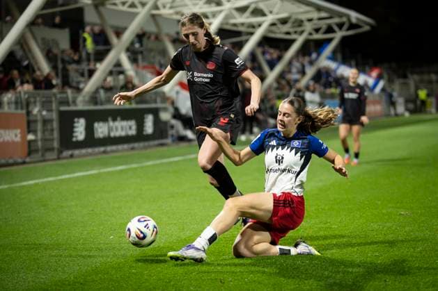 Womens Soccer Bundesliga Bayer 04 Leverkusen Hamburger SV, 05 11 2025 Caroline Kehrer Bayer 04 Leverkusen, 9 , Leni Eggert Hamburger SV, 29 Bayer 04 Leverkusen Hamburger SV on matchday 9 of the Google Pixel Womens Bundesliga on 05 11 2025 at Ulrich Haberland Stadium in Leverkusen North Rhine-Westphalia DFL REGULATIONS PROHIBIT ANY USE OF PHOTOGRAPHS AS IMAGE SEQUENCES AND OR QUASI VIDEO Copyright: xBEAUTIFULxSPORTS AxelxKohringx