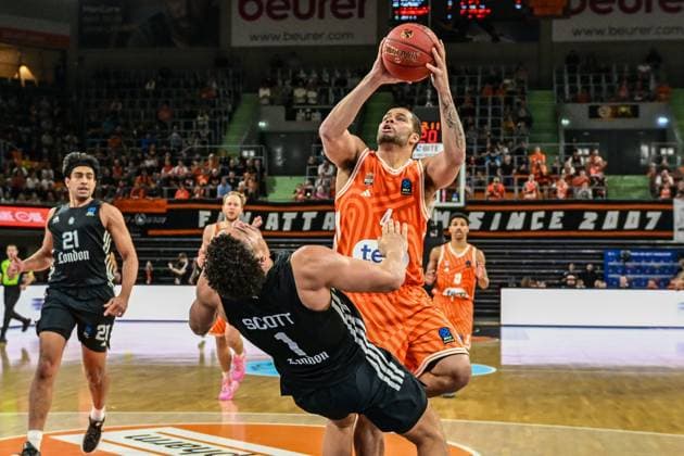 6 Matchday BKT Euro Cup Ratiopharm Ulm v London Lions, Ratiopharm Arena Ulm 07 11 2025 Christopher Ledlum Ratiopharm Ulm, 4 Unterm Korb v Joel Scott London Lions, 1 Ulm 07 11 2025 6 Matchday BKT Euro Cup, Ratiopharm Ulm v London Lions, Ratiopharm Arena Ulm Copyright: xBEAUTIFULxSPORTS Märklx