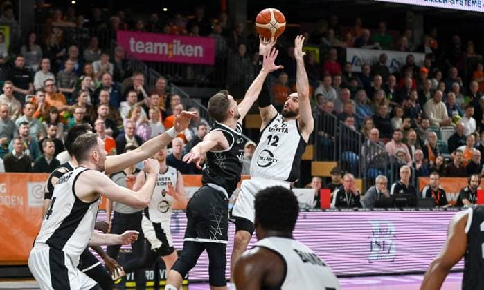 Tommy Kuhse RASTA Vechta, 12 throws from distance RASTA Vechta vs CS Valcea 1924, FIBA Europe Cup, Matchday 4, Season 2025 2026, 05 11 2025, RASTA Vechta vs CS Valcea 1924, FIBA Europe Cup, Matchday 4, Season 2025 2026, 05 11 2025 Vechta Copyright: xEibner-Pressefoto RobertxGertzenx EP_RGN