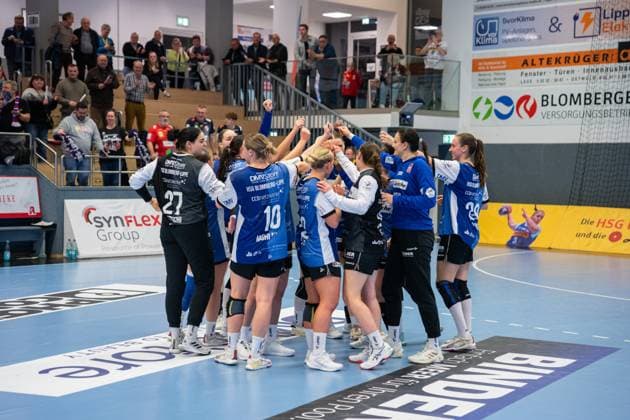HSG Blomberg Lippe GER vs SV Union Halle Neustadt GER , Handball, DHB Pokal Frauen, Viertelfinale, 05 11 2025, Saision 2025 2026, Blomberg The players of HSG Blomberg Lippe GER cheer after the victory Blomberg Sporthalle an der Ulmenallee Germany