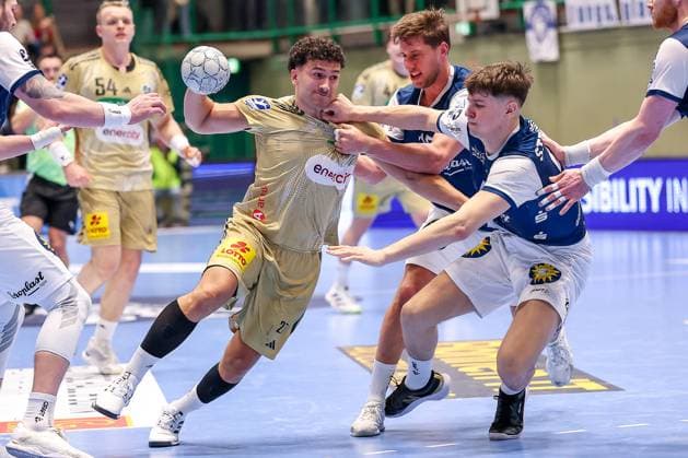 05 11 2025, Handball, Round of 16 DHB Cup, Bergischer HC TSV Hannover Burgdorf, Unihalle Wuppertal Sindre Aho TSV Hannover Burgdorf 27 in a duel against Soeren Steinhaus BHC 53 whose fist hits Aho on the neck, North Rhine-Westphalia Germany