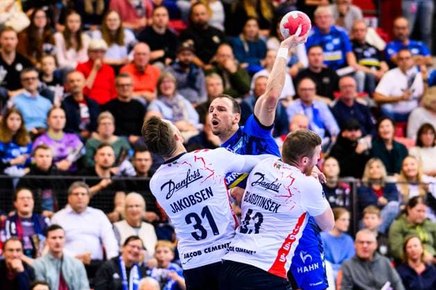 TVB Stuttgart SG Flensburg Handewitt Handball DHB Pokal, Men, Season 2025 2026, TVB Stuttgart SG Flensburg Handewitt, Scharrena Stuttgarts Kai Häfner M in action against Flensburgs Emil Jakobsen l and Flensburgs Blaž¾ Blagotinöek r Stuttgart Scharrena Baden Württemberg Germany