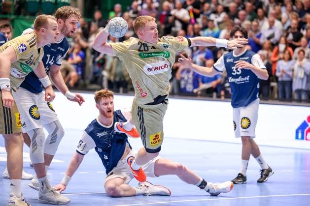 05 11 2025, Handball, Round of 16 DHB Cup, Bergischer HC TSV Hannover Burgdorf, Unihalle Wuppertal Jonathan Edvardsson TSV Hannover Burgdorf 26 throws on goal North Rhine-Westphalia Germany