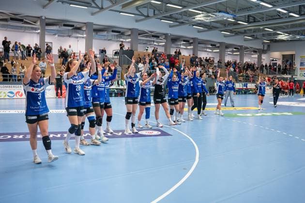 HSG Blomberg Lippe GER vs SV Union Halle Neustadt GER , Handball, DHB Pokal Frauen, Viertelfinale, 05 11 2025, Saision 2025 2026, Blomberg The players of HSG Blomberg Lippe GER cheer after the victory Blomberg Sporthalle an der Ulmenallee Germany
