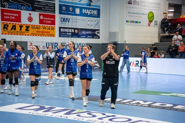 HSG Blomberg Lippe GER vs SV Union Halle Neustadt GER , Handball, DHB Pokal Frauen, Viertelfinale, 05 11 2025, Saison 2025 2026, Blomberg The players of HSG Blomberg Lippe GER cheer after the victory v l Elin Magnusdottir HSG Blomberg Lippe, 33 , Malin Sandberg HSG Blomberg Lippe, 28 , Laura Rueffieux HSG Blomberg Lippe, 03 , Steffen Birkner HSG Blomberg Lippe, coach Blomberg Sporthalle an der Ulmenallee Germany