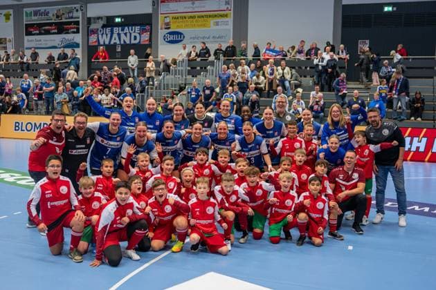 HSG Blomberg Lippe GER vs SV Union Halle Neustadt GER , Handball, DHB Pokal Frauen, Viertelfinale, 05 11 2025, Saision 2025 2026, Blomberg The players of HSG Blomberg Lippe GER cheer after the victory with the run-in children from Blomberger SV Blomberg Sporthalle an der Ulmenallee Germany