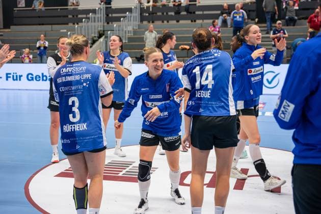 HSG Blomberg Lippe GER vs SV Union Halle Neustadt GER , Handball, DHB Pokal Women, Quarterfinal, 05 11 2025, Season 2025 2026, Blomberg v l Laura Rueffieux HSG Blomberg Lippe, 03 , Alexia Hauf HSG Blomberg Lippe, 31 and Ona Vegue HSG Blomberg Lippe, 14 celebrate after the victory Blomberg Sporthalle an der Ulmenallee Germany