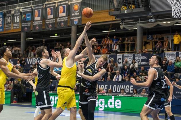 GER, European North Basketball League, ENBL, 2025 2026, Syntainics MBC Valmiera Glass VIA 05 11 2025, Stadthalle, Weißenfels, GER, European North Basketball League, ENBL, 2025 2026, Syntainics MBC Valmiera Glass VIA John Bryant Syntainics MBC, 54 , Rinalds MÄlmanis Valmiera Glass VIA, 88 Â Photo Alexander Trienitz Weißenfels Stadthalle Sachsen Anhalt Germany