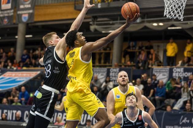 GER, European North Basketball League, ENBL, 2025 2026, Syntainics MBC Valmiera Glass VIA 05 11 2025, Stadthalle, Weißenfels, GER, European North Basketball League, ENBL, 2025 2026, Syntainics MBC Valmiera Glass VIA Khyri Thomas Syntainics MBC, 0 , Rinalds MÄlmanis Valmiera Glass VIA, 88 Â Photo Alexander Trienitz Weißenfels Stadthalle Sachsen Anhalt Germany
