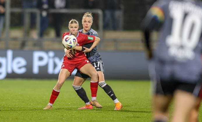 DEU, Frankfurt, Eintracht Frankfurt vs FC Köln, Google Pixel Frauen Bundesliga, DFB, Saison 2526, Stadion am Bretanobad, 9 Spieltag im Bild f l n r Anna Lena Stolze FC Köln 7 , Pia Sophie Wolter Eintracht Frankfurt 17 , Zweikampf DFB DFL REGULATIONS PROHIBIT ANY USE OF PHOTOGRAPHS AS IMAGE SEQUENCES AND OR QUASI VIDEO, 05 11 2025 Copyright: HMBxMedia HendrikxHamelau