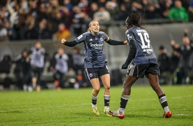 DEU, Frankfurt, Eintracht Frankfurt vs FC Köln, Google Pixel Frauen Bundesliga, DFB, Saison 2526, Stadion am Bretanobad, 9 Spieltag im Bild Nicole Anyomi Eintracht Frankfurt 19 scores the goal for 1 1, Jubilation and joy with Elisa Senß Eintracht Frankfurt 6 DFB DFL REGULATIONS PROHIBIT ANY USE OF PHOTOGRAPHS AS IMAGE SEQUENCES AND OR QUASI VIDEO, 05 11 2025 Copyright: HMBxMedia HendrikxHamelau