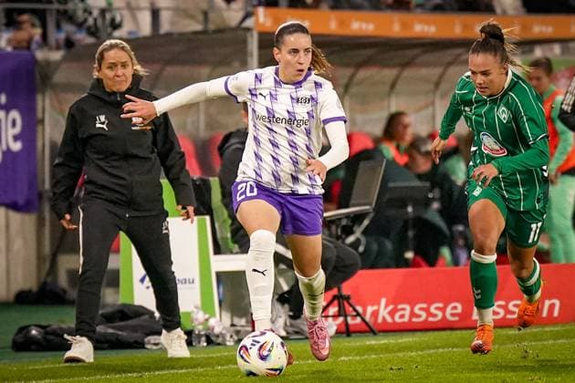 Germany Women Soccer Google Pixel Women Bundesliga 2025 26, 9 Matchday SGS Essen vs SV Werder Bremen Stadion an der Hafenstraße Leonie Köpp Leonie Koepp SGS Essen, 20 Jessica Wißmann Jessica Wissmann Coach, SGS Essen Maja Sternad SV Werder Bremen, 11 Copyright: xJOERANxSTEINSIEKx