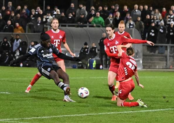 05 11 2025, xsltx, Soccer Google Pixel Women Bundesliga, Eintracht Frankfurt 1 FC Köln v l Nicole Anyomi Eintracht Frankfurt scores in stoppage time to make it 1 1 for Eintracht DFL DFB REGULATIONS PROHIBIT ANY USE OF PHOTOGRAPHS as IMAGE SEQUENCES and or QUASI VIDEO