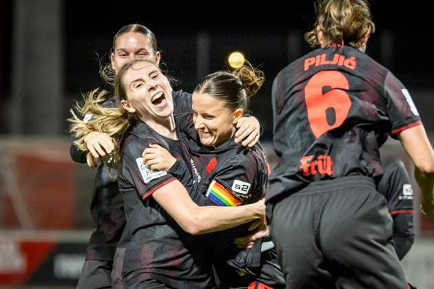 Womens Soccer Bundesliga Bayer 04 Leverkusen Hamburger SV, 05 11 2025 Goal celebration in stoppage time after the 2 1 winning goal by Caroline Kehrer Bayer 04 Leverkusen, 9 Bayer 04 Leverkusen Hamburger SV on matchday 9 of the Google Pixel Womens Bundesliga on 05 11 2025 at Ulrich Haberland Stadium in Leverkusen North Rhine-Westphalia DFL REGULATIONS PROHIBIT ANY USE OF PHOTOGRAPHS AS IMAGE SEQUENCES AND OR QUASI VIDEO Copyright: xBEAUTIFULxSPORTS AxelxKohringx