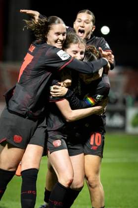 Womens Soccer Bundesliga Bayer 04 Leverkusen Hamburger SV, 05 11 2025 Goal celebration in stoppage time after the 2 1 winning goal by Caroline Kehrer Bayer 04 Leverkusen, 9 Bayer 04 Leverkusen Hamburger SV on matchday 9 of the Google Pixel Womens Bundesliga on 05 11 2025 at Ulrich Haberland Stadium in Leverkusen North Rhine-Westphalia DFL REGULATIONS PROHIBIT ANY USE OF PHOTOGRAPHS AS IMAGE SEQUENCES AND OR QUASI VIDEO Copyright: xBEAUTIFULxSPORTS AxelxKohringx