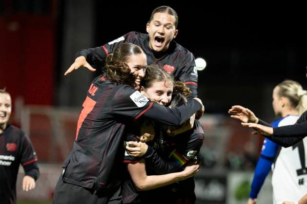 Womens Soccer Bundesliga Bayer 04 Leverkusen Hamburger SV, 05 11 2025 Goal celebration in stoppage time after the 2 1 winning goal by Caroline Kehrer Bayer 04 Leverkusen, 9 Bayer 04 Leverkusen Hamburger SV on matchday 9 of the Google Pixel Womens Bundesliga on 05 11 2025 at Ulrich Haberland Stadium in Leverkusen North Rhine-Westphalia DFL REGULATIONS PROHIBIT ANY USE OF PHOTOGRAPHS AS IMAGE SEQUENCES AND OR QUASI VIDEO Copyright: xBEAUTIFULxSPORTS AxelxKohringx