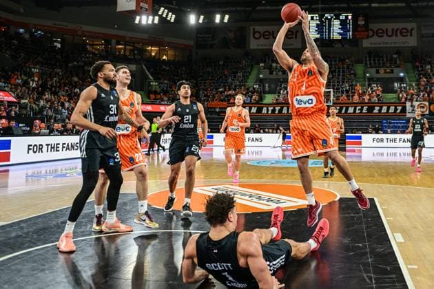 6 Matchday BKT Euro Cup Ratiopharm Ulm v London Lions, Ratiopharm Arena Ulm 07 11 2025 Christopher Ledlum Ratiopharm Ulm, 4 makes the basket Joel Scott London Lions, 1 on the floor Ulm 07 11 2025 6 Matchday BKT EuroCup, Ratiopharm Ulm v London Lions, Ratiopharm Arena Ulm Copyright: xBEAUTIFULxSPORTS Märklx