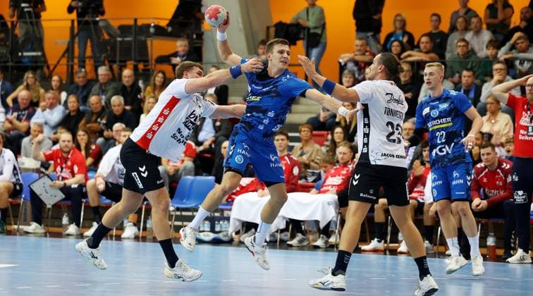 BAU 05 11 2025 Stuttgart Handball TVB Stuttgart vs SG Flensburg Handewitt, Simone Mengon TVB, center , Kent Robin Tonnesen Flensburg