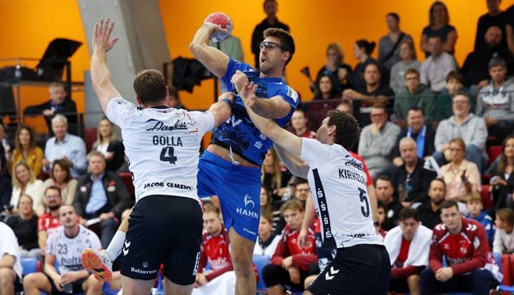 BAU 05 11 2025 Stuttgart Handball TVB Stuttgart vs SG Flensburg Handewitt, f l Johannes Golla Flensburg , Antonio Serradilla TVB , Niclas Kirkelokke Flensburg