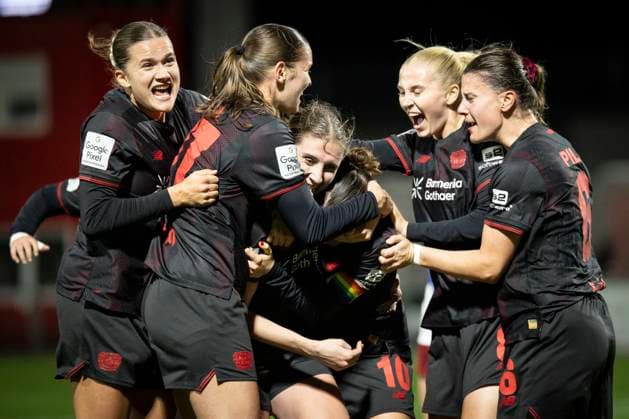 Womens Soccer Bundesliga Bayer 04 Leverkusen Hamburger SV, 05 11 2025 Goal celebration in stoppage time after the 2 1 winning goal by Caroline Kehrer Bayer 04 Leverkusen, 9 Bayer 04 Leverkusen Hamburger SV on matchday 9 of the Google Pixel Womens Bundesliga on 05 11 2025 at Ulrich Haberland Stadium in Leverkusen North Rhine-Westphalia DFL REGULATIONS PROHIBIT ANY USE OF PHOTOGRAPHS AS IMAGE SEQUENCES AND OR QUASI VIDEO Copyright: xBEAUTIFULxSPORTS AxelxKohringx