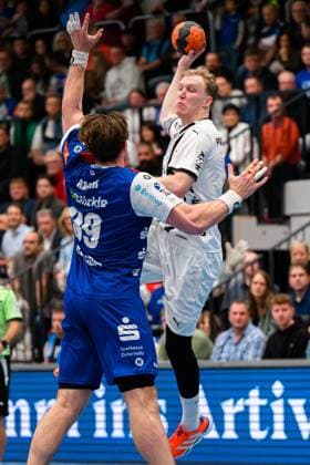 Balingen DHB Pokal Round of 16 HBW Balingen THW Kiel Stefan Bauer Balingen , Eric Johansson THW Kiel Balingen Baden Württemberg Germany