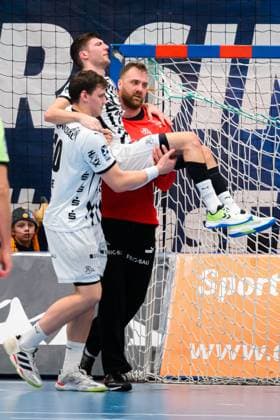 Balingen DHB Pokal Round of 16 HBW Balingen THW Kiel Lukas Zerbe THW Kiel Injured Injury Pain is carried off the field by Lukas Laube THW Kiel and goalkeeper Andreas Wolff THW Kiel Balingen Baden Württemberg Germany