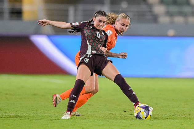 20 Altena A. (Forward) of Netherlands U-17 contrast with 6 Barajas S. (Midfielder) of Mexico U-17 is in action during the FIFA U-17 Women s World Cup Morocco 2025 Semifinal match between Netherlands and Mexico in Rabat, Morocco, on November 5, 2025, at the Olympic Stadium  Copyright: xAndreaxAmato IPAxSportx xipa-agency.netx xx IPA_67574673 IPA_Agency_IPA67574673