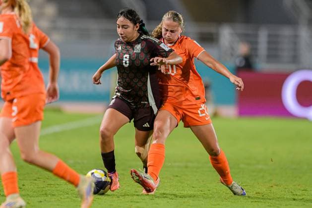 20 Altena A. (Forward) of Netherlands U-17 contrast with 8 Z. Sanchez (Midfielder) of Mexico U-17 is in action during the FIFA U-17 Women s World Cup Morocco 2025 Semifinal match between Netherlands and Mexico in Rabat, Morocco, on November 5, 2025, at the Olympic Stadium  Copyright: xAndreaxAmato IPAxSportx xipa-agency.netx xx IPA_67574676 IPA_Agency_IPA67574676