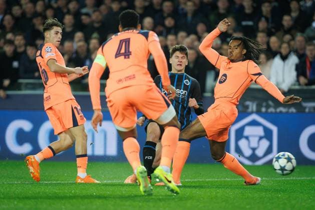 Club s Christos Tzolis and Barcelona s Jules Kounde fight for the ball during a game between Belgian Club Brugge KV and Spanish FC Barcelona, Barca on Wednesday 05 November 2025 in Brugge, on day four of the League phase of the UEFA Champions League tournament. KURTxDESPLENTER  x139321573x