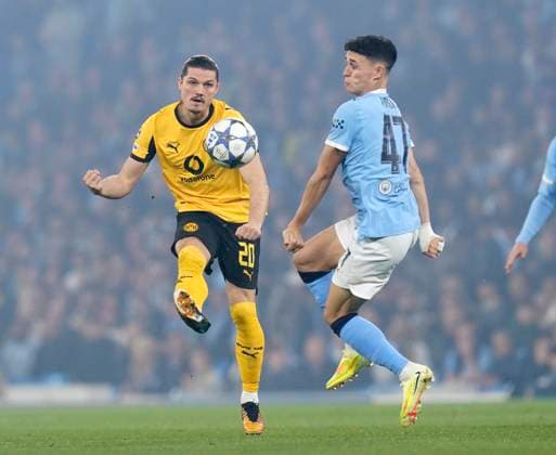 Manchester, England, 5th November 2025. Marcel Sabitzer of Borussia Dortmund (l) in action with Phil Foden of Manchester City (r) during the Manchester City vs Borussia Dortmund UEFA Champions League match at the Etihad Stadium, Manchester. Picture credit should read: Andrew Yates Sportimage EDITORIAL USE ONLY. No use with unauthorised audio, video, data, fixture lists, club league logos or live services. Online in-match use limited to 120 images, no video emulation. No use in betting, games or single club league player publications. SPI_017_AY_Man_City_Dortmund SPI-4268-0029