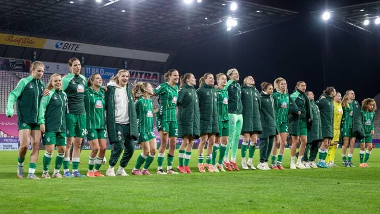 SV Werder Bremen players celebrating the victory, happy about the game won, thanking the fans and spectators for their support, THE DFB REGULATIONS PROHIBIT ANY USE OF PHOTOGRAPHS AS IMAGE SEQUENCES AND OR QUASI VIDEO , 05 11 2025, Essen Germany , Football, Google Pixel Womens Bundesliga, SGS Essen SV Werder Bremen xobx