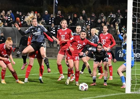 05 11 2025, xsltx, Soccer Google Pixel Women Bundesliga, Eintracht Frankfurt 1 FC Köln v l Nadine Riesen Eintracht Frankfurt 2 v li fails with a header DFL DFB REGULATIONS PROHIBIT ANY USE OF PHOTOGRAPHS as IMAGE SEQUENCES and or QUASI VIDEO