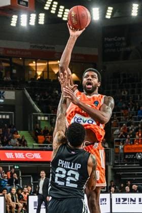 6 Matchday BKT Euro Cup Ratiopharm Ulm v London Lions, Ratiopharm Arena Ulm 07 11 2025 Malik Osborne Ratiopharm Ulm, 10 v Kameron McGusty London Lions, 22 Ulm 07 11 2025 6 Matchday BKT EuroCup, Ratiopharm Ulm v London Lions, Ratiopharm Arena Ulm Copyright: xBEAUTIFULxSPORTS Märklx