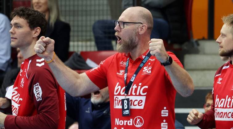 BAU 05 11 2025 Stuttgart Handball TVB Stuttgart vs SG Flensburg Handewitt, Coach Ales Pajovic Flensburg cheers