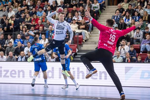 Emil Jakobsen SG Flensburg Handewitt, 31 vs Miljan Vujovic TVB Stuttgart, 16 GER, TVB Stuttgart SG Flensburg Handewitt, DAIKIN HBL, Handball, Bundesliga, DHB Pokal Round of 16, Season 2025 2026, 05 11 2025 GER, TVB Stuttgart SG Flensburg Handewitt, DAIKIN HBL, Handball, Bundesliga, DHB Pokal Round of 16, Season 2025 2026, 05 11 2025 Stuttgart Copyright: xSandyxDinkelackerx EP_SDR