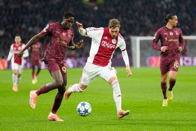 AMSTERDAM , 05-11-2025 , JohanCruyff Arena , season 2025 2026 , UEFA Champions League Football , match between Ajax and Galatasaray. Picture shows Galatasaray player Wilfried Singo and Ajax player Mika Godts Ajax - Galatasaray  x31876592x Copyright: