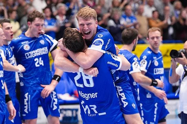 05 11 2025, xydrx, handball, round of 16 DHB Cup, TBV Lemgo Lippe VfL Gummersbach, PHOENIX Contact Arena Hendrik Wagner TBV Lemgo Lippe 28 and Lukas Hutecek TBV Lemgo Lippe 2 celebrate the victory North Rhine-Westphalia Germany