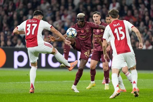 AMSTERDAM , 05-11-2025 , JohanCruyff Arena , season 2025 2026 , UEFA Champions League Football , match between Ajax and Galatasaray. Picture shows Ajax player Josip Sutalo and Galatasaray player Victor Osimhen Ajax - Galatasaray  x31876660x Copyright: