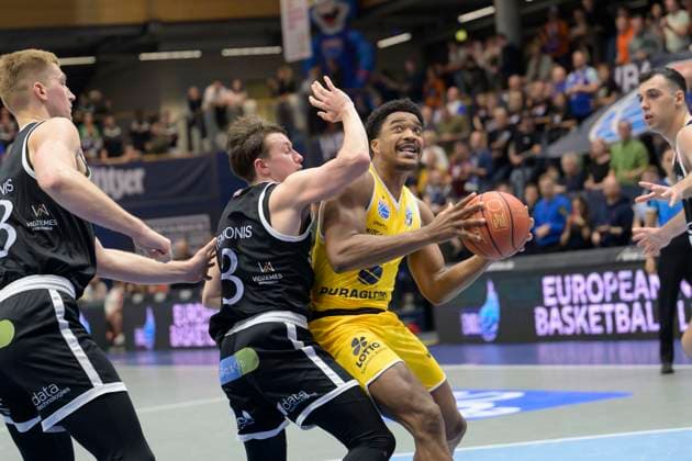 Rinald Malmanis (VGVia, 88), Dominykas Stenionis (VGVia, 3), Marcus Foster (MBC, 5) Syntainics MBC vs. Valmira Glass Via, European North Basketball League 2025, Germany, Latvia, 05.11.2025. Foto: Schulz Weissenfels Stadthalle Sachsen-Anhalt Deutschland