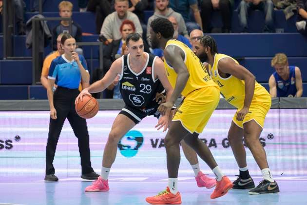 Omar Pajic VGVia, 29 , Khyri Thomas MBC, 0 , RJ Gunn MBC, 21 , Syntainics MBC vs Valmira Glass Via, European North Basketball League 2025, Germany, Latvia, 05 11 2025 Foto Schulz Weissenfels Stadthalle Sachsen Anhalt Germany