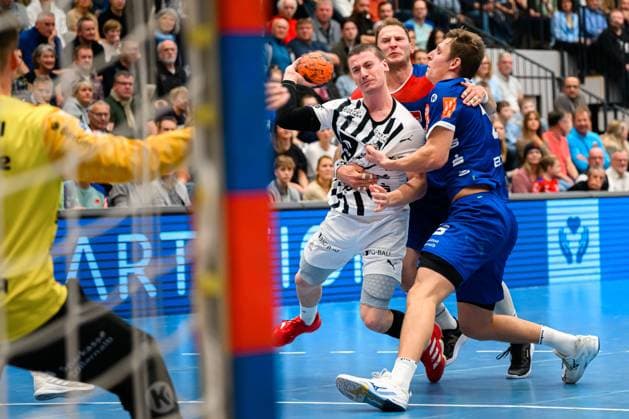 Balingen DHB Pokal Round of 16 HBW Balingen THW Kiel Elias Ellefsen a Skipagotu THW Kiel , Tobias Heinzelmann HBW Balingen Balingen Baden Württemberg Germany