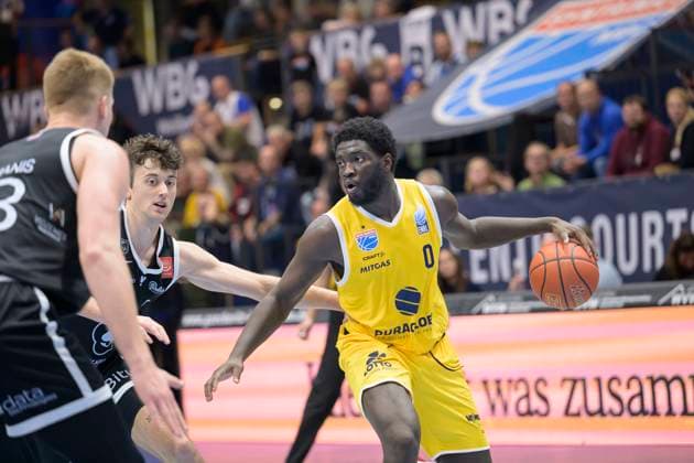 Rinald Malmanis VGVia, 88 , Aniwaniwa Tait Jones VGVia, 5 , Khyri Thomas MBC, 0 , Syntainics MBC vs Valmira Glass Via, European North Basketball League 2025, Germany, Latvia, 05 11 2025 Foto Schulz Weissenfels Stadthalle Sachsen Anhalt Germany