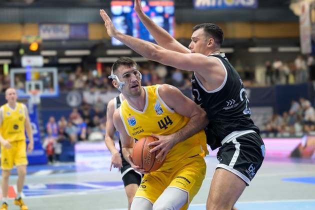 Jure Planinic MBC, 44 , Omar Pajic VGVia, 29 , Syntainics MBC vs Valmira Glass Via, European North Basketball League 2025, Germany, Latvia, 05 11 2025 Foto Schulz Weissenfels Stadthalle Sachsen Anhalt Germany