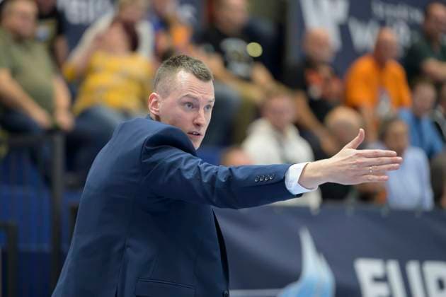 Kaspars Vecvagars (VGVia, Head Coach), Syntainics MBC vs. Valmira Glass Via, European North Basketball League 2025, Germany, Latvia, 05.11.2025. Foto: Schulz Weissenfels Stadthalle Sachsen-Anhalt Deutschland