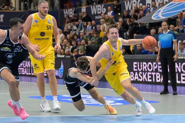 Omar Pajic VGVia, 29 , John Bryant MBC, 54 , Aniwaniwa Tait Jones VGVia, 5 , Spencer Reaves MBC, 31 , Syntainics MBC vs Valmira Glass Via, European North Basketball League 2025, Germany, Latvia, 05 11 2025 Foto Schulz Weissenfels Stadthalle Sachsen Anhalt Germany