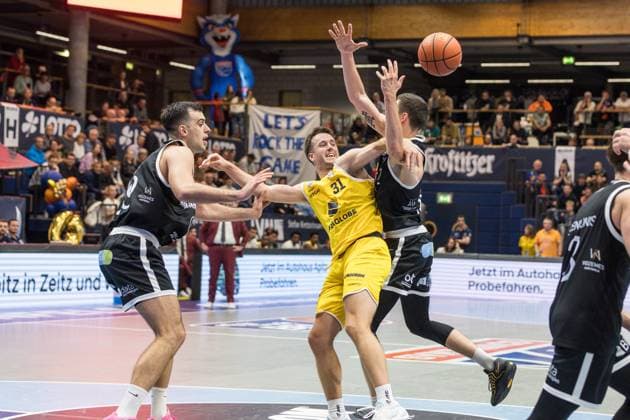 GER, European North Basketball League, ENBL, 2025 2026, Syntainics MBC Valmiera Glass VIA 05 11 2025, Stadthalle, Weißenfels, GER, European North Basketball League, ENBL, 2025 2026, Syntainics MBC Valmiera Glass VIA Spencer Reaves Syntainics MBC, 31 , Omar Pajic Valmiera Glass VIA, 29 Â Photo Alexander Trienitz Weißenfels Stadthalle Sachsen Anhalt Germany