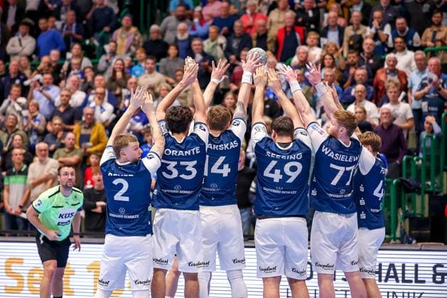 05 11 2025, Handball, Round of 16 DHB Cup, Bergischer HC TSV Hannover Burgdorf, Unihalle Wuppertal The Bergisch wall stands and defends the free throw in extra time Noah Beyer BHC 02 Eloy Morante Maldonado BHC 33 Gerdas Babarskas BHC 14 Aron Seesing BHC 49 Johannes Wasielewski BHC 77 Julian Fuchs BHC 46 North Rhine-Westphalia Germany